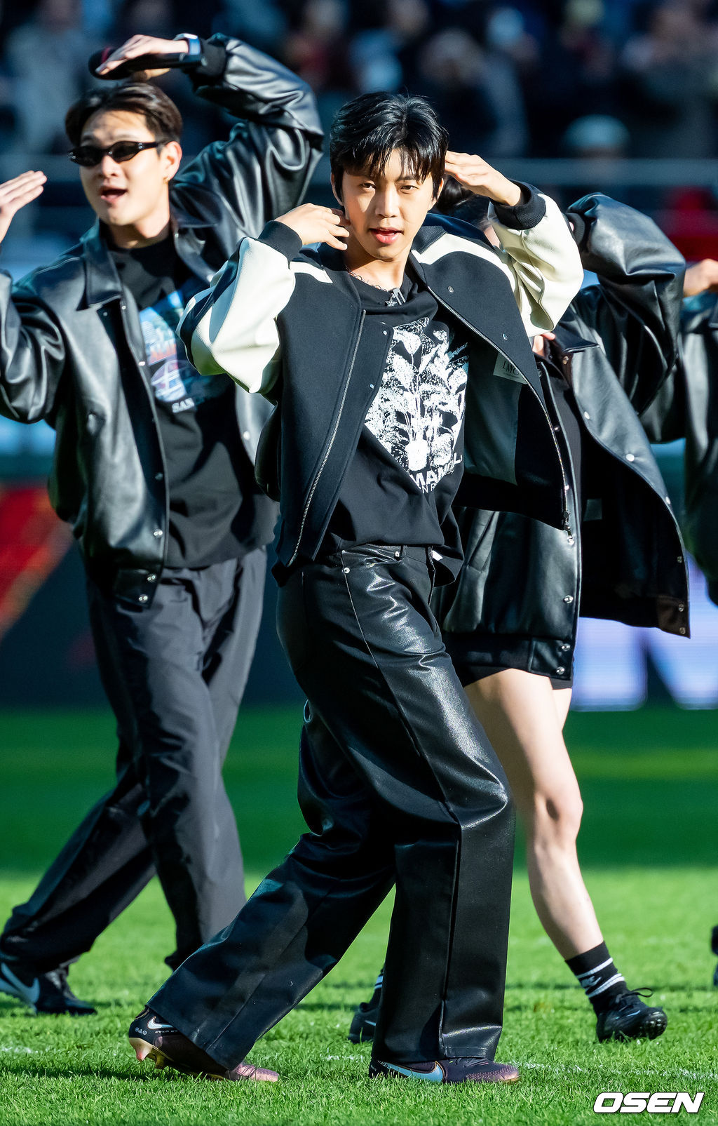 8일 오후 서울 상암월드컵경기장에서 '하나원큐 K리그1 2023' 6라운드 FC서울과 대구FC의 경기가 열렸다.하프타임에 가수 임영웅이 그라운드 공연을 펼치고 있다. 임영웅이 아이브(IVE) 노래에 맞춰 화려한 공연을 펼치고 있다. 2023.04.08 /rumi@osen.co.kr
