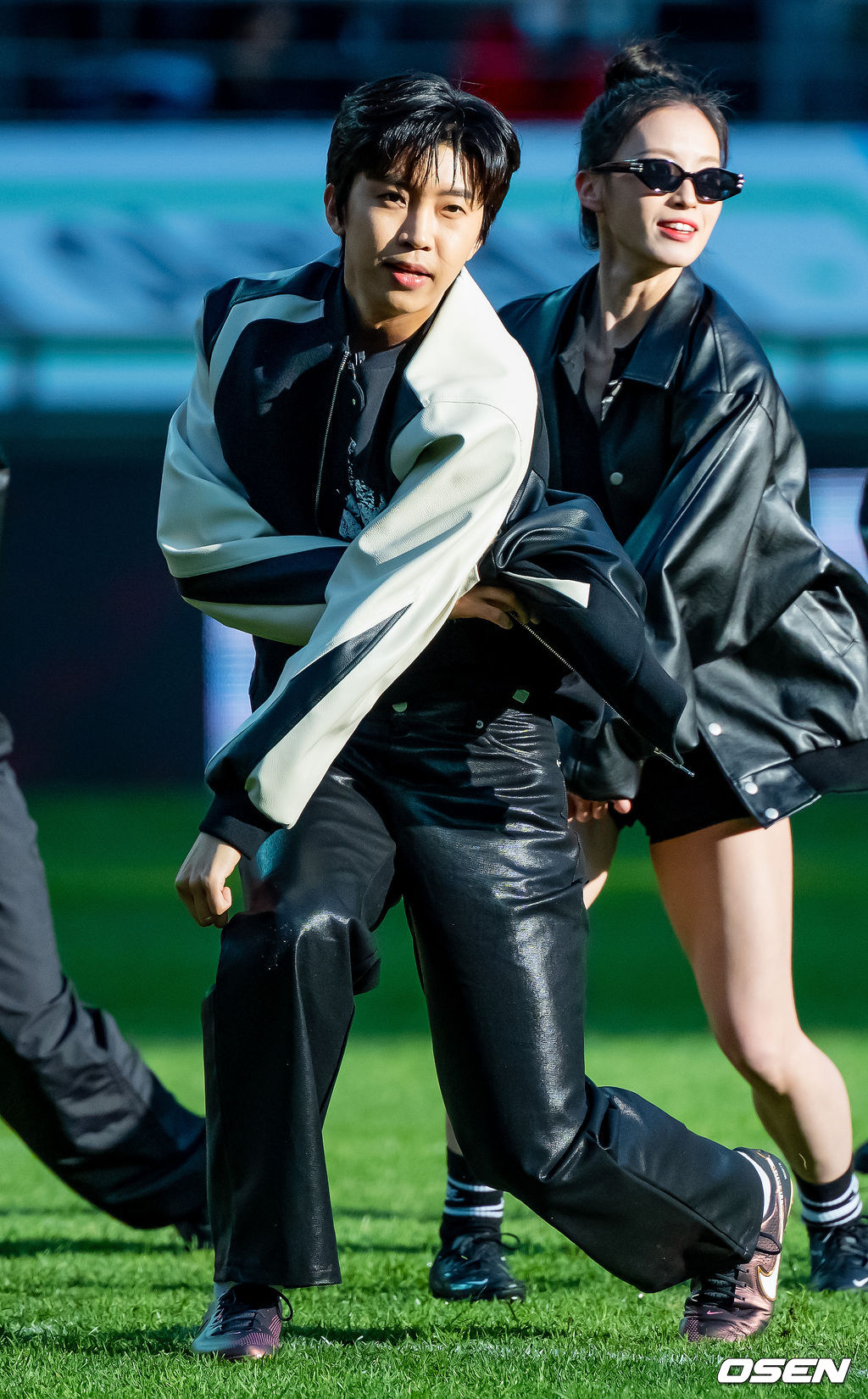 8일 오후 서울 상암월드컵경기장에서 '하나원큐 K리그1 2023' 6라운드 FC서울과 대구FC의 경기가 열렸다.가수 임영웅이 하프타임 공연을 펼치고 있다. 2023.04.08 /rumi@osen.co.kr