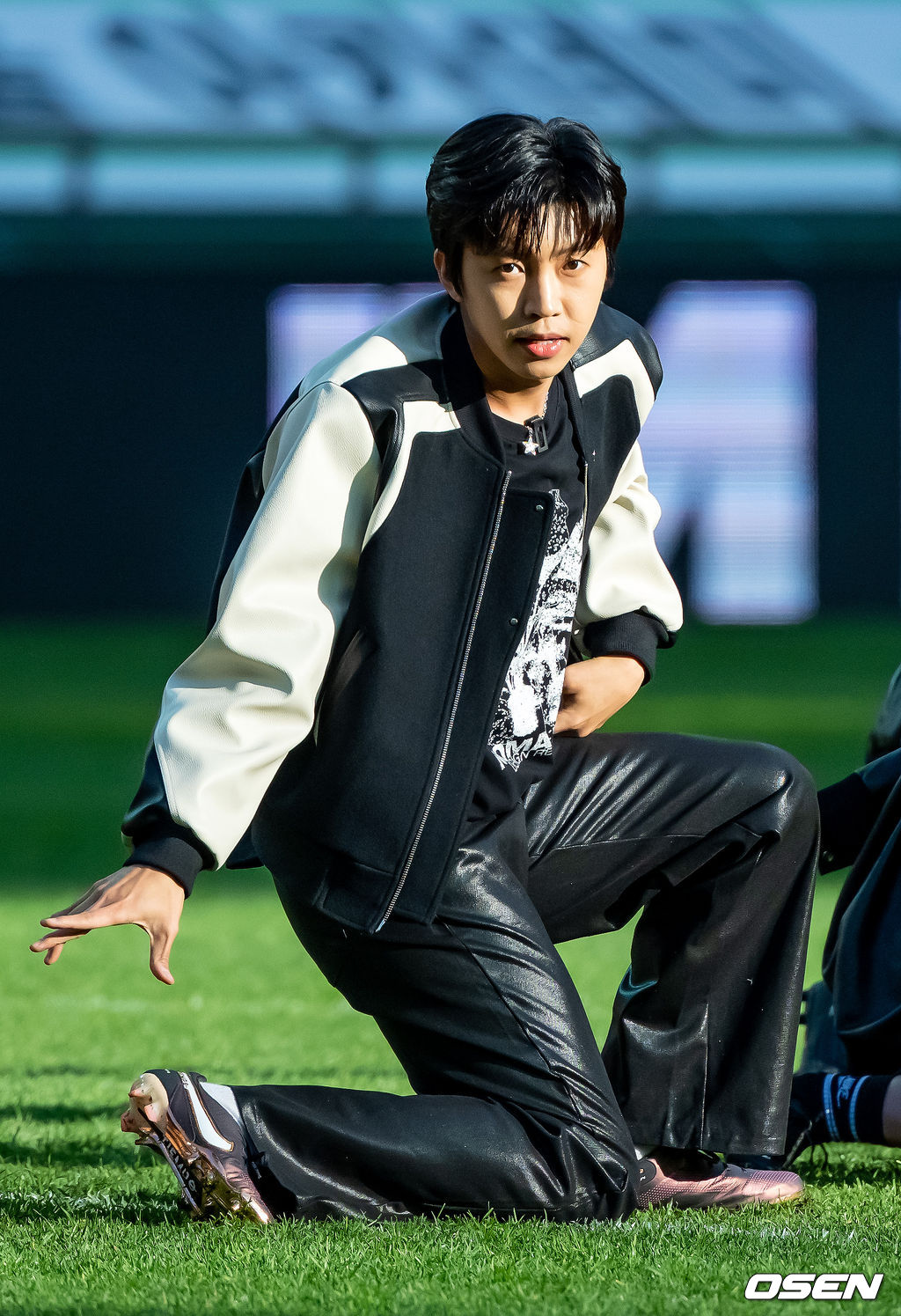 8일 오후 서울 상암월드컵경기장에서 '하나원큐 K리그1 2023' 6라운드 FC서울과 대구FC의 경기가 열렸다.하프타임 공연때 가수 임영웅이 아이브(IVE)의 '애프터 라이크(After Like)'에 맞춰 댄스를 선보이고 있다. 2023.04.08 /rumi@osen.co.kr