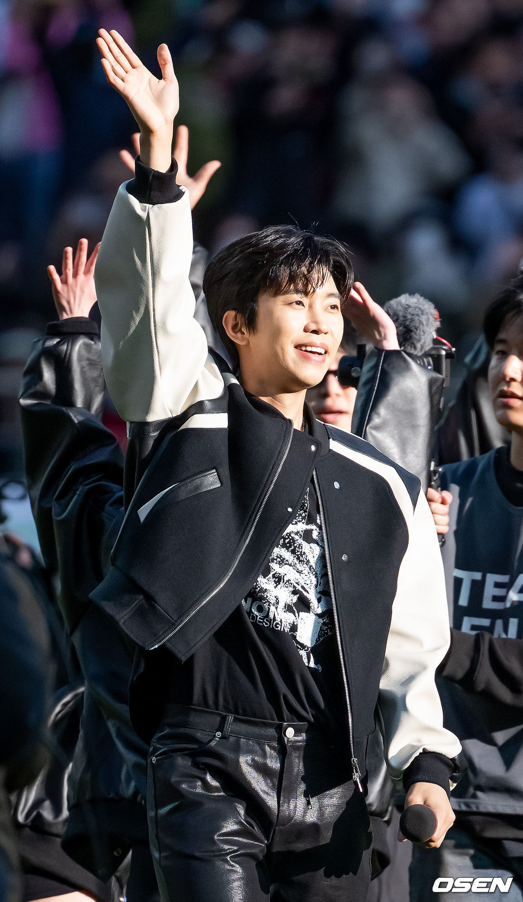 8일 오후 서울 상암월드컵경기장에서 '하나원큐 K리그1 2023' 6라운드 FC서울과 대구FC의 경기가 열렸다.하프타임 공연때 가수 임영웅이 아이브(IVE)의 '애프터 라이크(After Like)'에 맞춰 화려한 공연을 선보인 후 인사를 하고 있다. 2023.04.08 /rumi@osen.co.kr