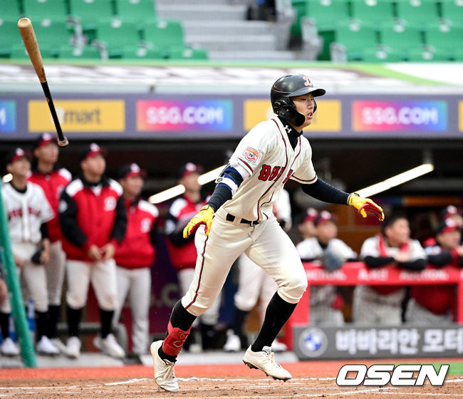 11일 오후 인천 SSG랜더스필드에서 ‘2023 신세계 이마트 전국고교야구대회’ 결승전 강릉고와 덕수고의 경기가 열렸다.1회말 2사 1, 2루 상황 덕수고 우정안이 선제 1타점 적시타를 날리고 있다. 2023.04.11 / dreamer@osen.co.kr