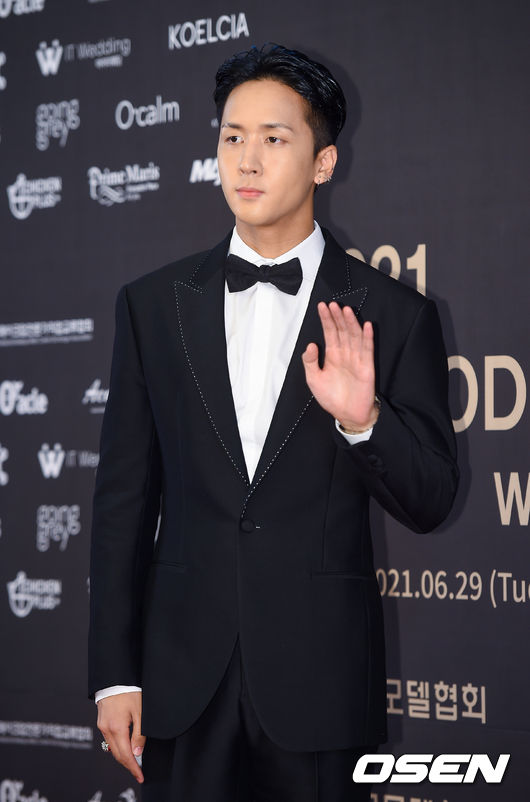 29일 오후 서울 강남 엘리에나호텔에서 ‘2021 K-MODEL AWARDS with AMF GLOBAL’ 시상식이 진행됐다.<br /><br />가수 라비가 포토월 행사에서 포즈를 취하고 있다. / soul1014@osen.co.kr