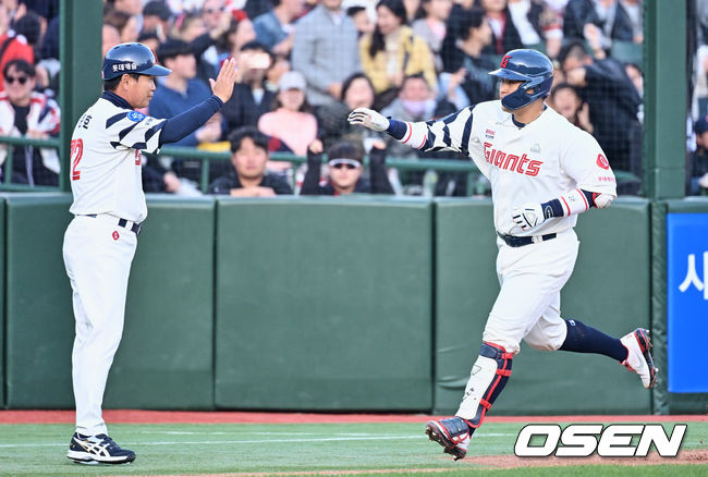 롯데 자이언츠 유강남이 2회말 좌월 솔로 홈런을 치고 하이파이브를 하고 있다. 2023.04.08 / foto0307@osen.co.kr