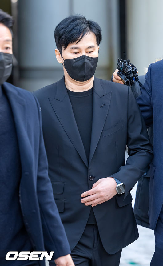 YG엔터테인먼트 대표 프로듀서 출신 양현석의 특정범죄 가중처벌 등에 관한 법률 위반(보복협박) 혐의 선고 공판이 22일 오전 서울 서초구 서울중앙지법 형사합의23부에서 열렸다.<br /><br />법원은 양현석 전 대표에게 무죄를 선고했다. 법원이 무죄를 선고한 이유는 양현석 전 대표가 한서희에게 의사를 억압할 정도로 해악을 고지한 협박을 한 것이 입증되지 않았기 때문이다. 또한 한서희가 진술 번복을 한 것이 대가를 바라고 한 행동이기 때문에 협박이라고 볼 수 없다고 판단했다.<br /><br />양현석 전 YG대표가 법원에서 걸어나오고 있다. 2022.12.22 /rumi@osen.co.kr