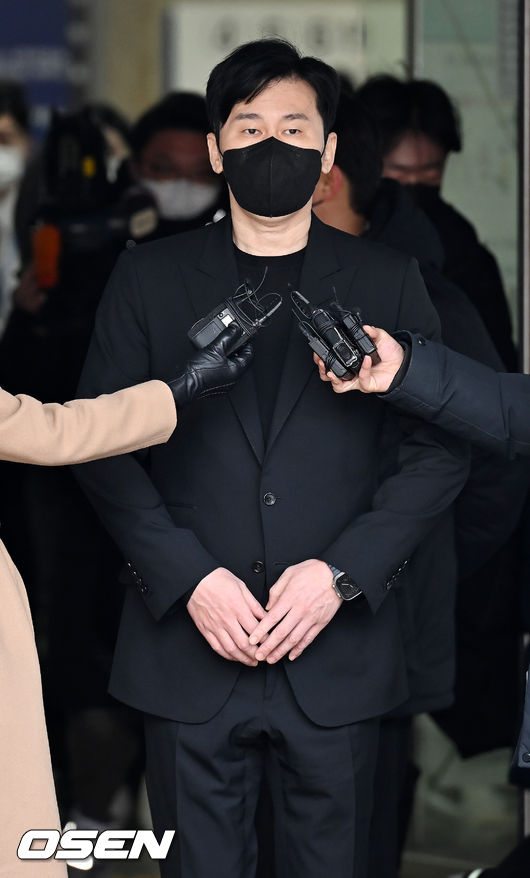 YG엔터테인먼트 대표 프로듀서 출신 양현석의 특정범죄 가중처벌 등에 관한 법률 위반(보복협박) 혐의 선고 공판이 22일 오전 서울 서초구 서울중앙지법 형사합의23부에서 열렸다.<br /><br />법원은 양현석 전 대표에게 무죄를 선고했다. 법원이 무죄를 선고한 이유는 양현석 전 대표가 한서희에게 의사를 억압할 정도로 해악을 고지한 협박을 한 것이 입증되지 않았기 때문이다. 또한 한서희가 진술 번복을 한 것이 대가를 바라고 한 행동이기 때문에 협박이라고 볼 수 없다고 판단했다.<br /><br />양현석 전 YG대표가 법원에서 걸어나오며 인터뷰를 하고 있다. 2022.12.22 /rumi@osen.co.kr