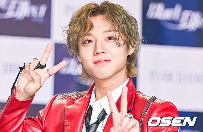 12일 오후 서울 압구정 일지아트홀에서 가수 박지훈의 일곱 번째 미니앨범 'Blank or Black(블랭크 오어 블랙)' 쇼케이스가 진행됐다.타이틀곡 'Blank Effect (무표정)(블랭크 이펙트)'는 몽환적인 분위기와 폭발적이고 강렬한 사운드가 어우러진 퓨처 힙합 장르로, 콘셉추얼하면서도 과감한 표현과 함께 한층 짙고 시니컬해진 박지훈의 보컬과 랩이 귀를 사로잡는다.박지훈이 포즈를 취하고 있다, 2023.04.12 / soul1014@osen.co.kr