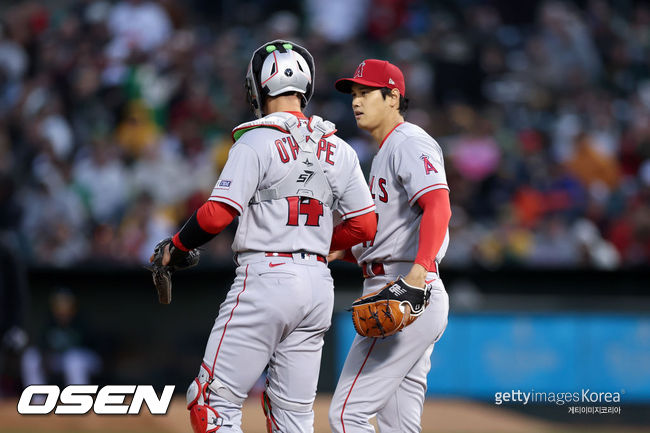 [사진] 오타니 쇼헤이(오른쪽)가 포수 로건 오하피와 대화를 나누고 있다. ⓒGettyimages(무단전재 및 재배포 금지)