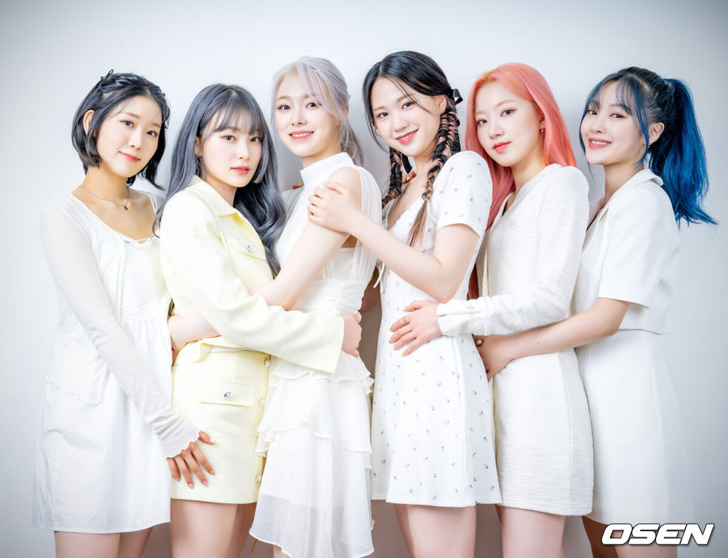 다섯 번째 싱글 앨범 ‘세컨더리 페이지(Secondary Page)’를 발매한 그룹 드림노트(DreamNote - 유아이, 보니, 라라, 미소, 수민, 은조)가 OSEN과 인터뷰를 가졌다.타이틀곡 ‘레모네이드(Lemonade)’는 따분하면서도 지친 하루를 사는 이들에게 짜릿한 자극을 줘 마치 과일향이 묻어나는 시원한 바람이 있는 곳으로 데려다주고 싶은 마음을 담아낸 곡이다. 강렬한 베이스와 신스 사운드가 메인으로, 중독성 넘치는 독특한 후렴구, 가슴 깊은 곳부터 펑키한 기분을 채워주는 브리지가 인상적이다.드림노트 멤버들이 카메라 앞에서 포즈를 취하고 있다. /rumi@osen.co.kr