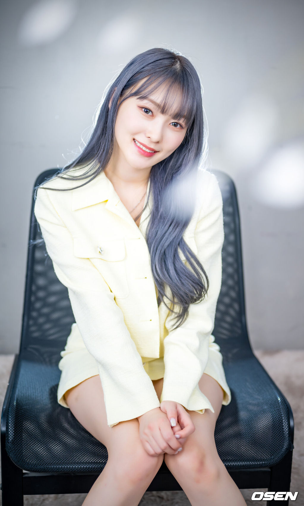 다섯 번째 싱글 앨범 ‘세컨더리 페이지(Secondary Page)’를 발매한 그룹 드림노트(DreamNote - 유아이, 보니, 라라, 미소, 수민, 은조)가 OSEN과 인터뷰를 가졌다.타이틀곡 ‘레모네이드(Lemonade)’는 따분하면서도 지친 하루를 사는 이들에게 짜릿한 자극을 줘 마치 과일향이 묻어나는 시원한 바람이 있는 곳으로 데려다주고 싶은 마음을 담아낸 곡이다. 강렬한 베이스와 신스 사운드가 메인으로, 중독성 넘치는 독특한 후렴구, 가슴 깊은 곳부터 펑키한 기분을 채워주는 브리지가 인상적이다.드림노트 라라가 카메라 앞에서 포즈를 취하고 있다. /rumi@osen.co.kr