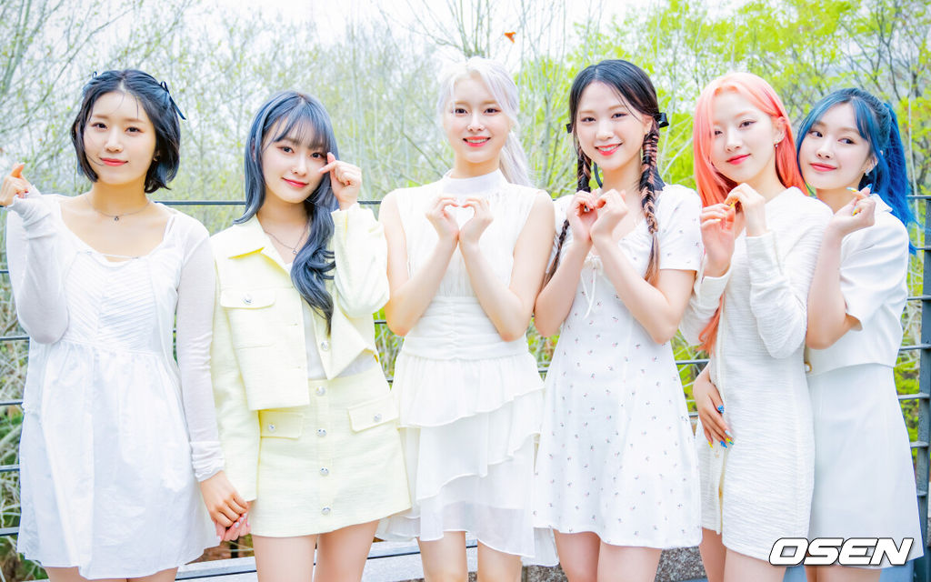 다섯 번째 싱글 앨범 ‘세컨더리 페이지(Secondary Page)’를 발매한 그룹 드림노트(DreamNote - 유아이, 보니, 라라, 미소, 수민, 은조)가 OSEN과 인터뷰를 가졌다.타이틀곡 ‘레모네이드(Lemonade)’는 따분하면서도 지친 하루를 사는 이들에게 짜릿한 자극을 줘 마치 과일향이 묻어나는 시원한 바람이 있는 곳으로 데려다주고 싶은 마음을 담아낸 곡이다. 강렬한 베이스와 신스 사운드가 메인으로, 중독성 넘치는 독특한 후렴구, 가슴 깊은 곳부터 펑키한 기분을 채워주는 브리지가 인상적이다.드림노트 멤버들이 카메라 앞에서 포즈를 취하고 있다. /rumi@osen.co.kr