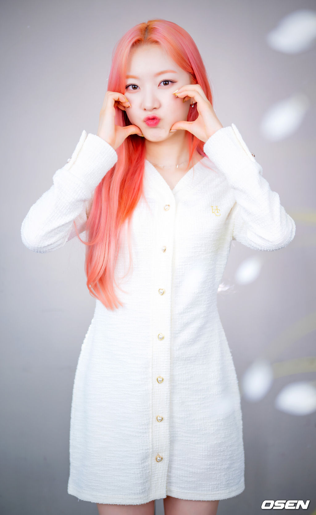 다섯 번째 싱글 앨범 ‘세컨더리 페이지(Secondary Page)’를 발매한 그룹 드림노트(DreamNote - 유아이, 보니, 라라, 미소, 수민, 은조)가 OSEN과 인터뷰를 가졌다.타이틀곡 ‘레모네이드(Lemonade)’는 따분하면서도 지친 하루를 사는 이들에게 짜릿한 자극을 줘 마치 과일향이 묻어나는 시원한 바람이 있는 곳으로 데려다주고 싶은 마음을 담아낸 곡이다. 강렬한 베이스와 신스 사운드가 메인으로, 중독성 넘치는 독특한 후렴구, 가슴 깊은 곳부터 펑키한 기분을 채워주는 브리지가 인상적이다.드림노트 유아이가 카메라 앞에서 포즈를 취하고 있다. /rumi@osen.co.kr