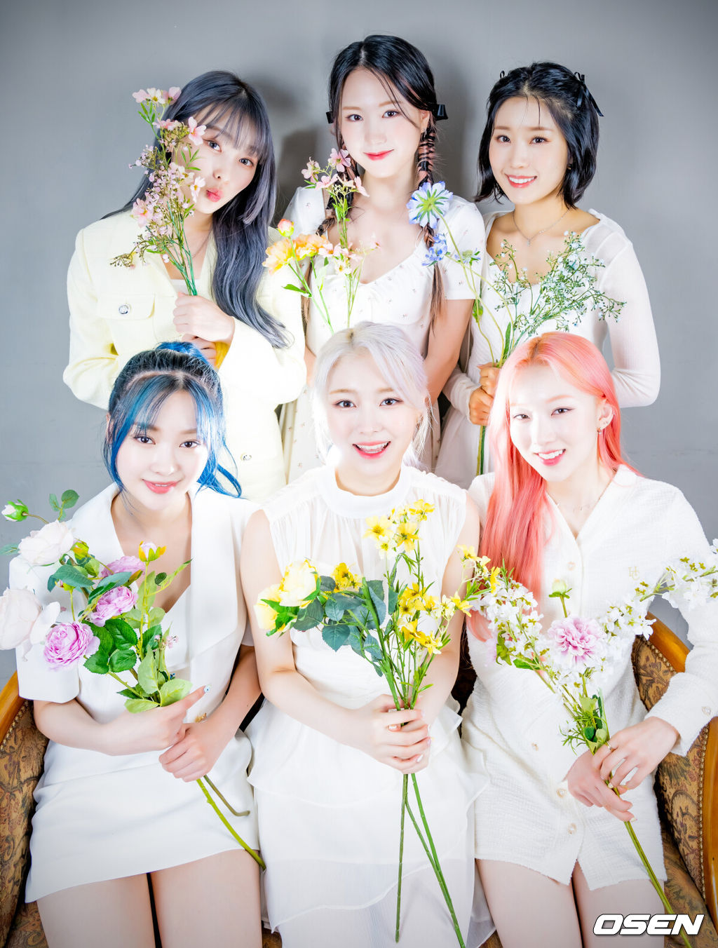 다섯 번째 싱글 앨범 ‘세컨더리 페이지(Secondary Page)’를 발매한 그룹 드림노트(DreamNote - 유아이, 보니, 라라, 미소, 수민, 은조)가 OSEN과 인터뷰를 가졌다.타이틀곡 ‘레모네이드(Lemonade)’는 따분하면서도 지친 하루를 사는 이들에게 짜릿한 자극을 줘 마치 과일향이 묻어나는 시원한 바람이 있는 곳으로 데려다주고 싶은 마음을 담아낸 곡이다. 강렬한 베이스와 신스 사운드가 메인으로, 중독성 넘치는 독특한 후렴구, 가슴 깊은 곳부터 펑키한 기분을 채워주는 브리지가 인상적이다.드림노트 멤버들이 카메라 앞에서 포즈를 취하고 있다. /rumi@osen.co.kr