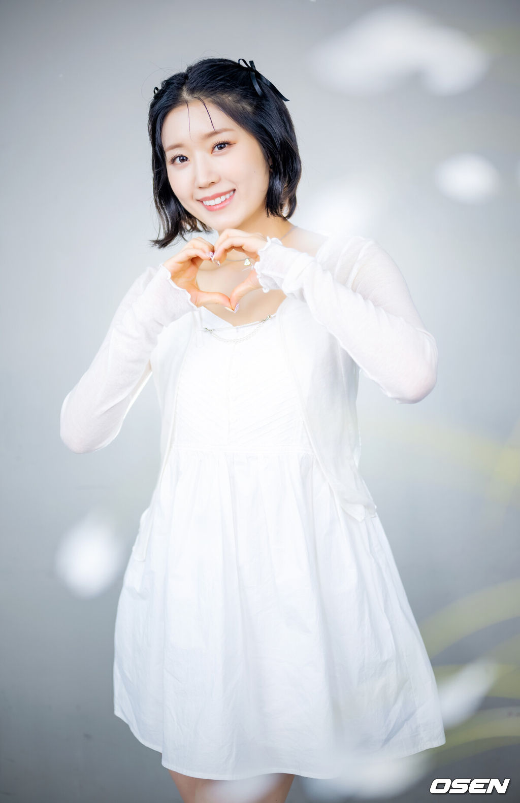 다섯 번째 싱글 앨범 ‘세컨더리 페이지(Secondary Page)’를 발매한 그룹 드림노트(DreamNote - 유아이, 보니, 라라, 미소, 수민, 은조)가 OSEN과 인터뷰를 가졌다.타이틀곡 ‘레모네이드(Lemonade)’는 따분하면서도 지친 하루를 사는 이들에게 짜릿한 자극을 줘 마치 과일향이 묻어나는 시원한 바람이 있는 곳으로 데려다주고 싶은 마음을 담아낸 곡이다. 강렬한 베이스와 신스 사운드가 메인으로, 중독성 넘치는 독특한 후렴구, 가슴 깊은 곳부터 펑키한 기분을 채워주는 브리지가 인상적이다.드림노트 보니가 카메라 앞에서 포즈를 취하고 있다. /rumi@osen.co.kr