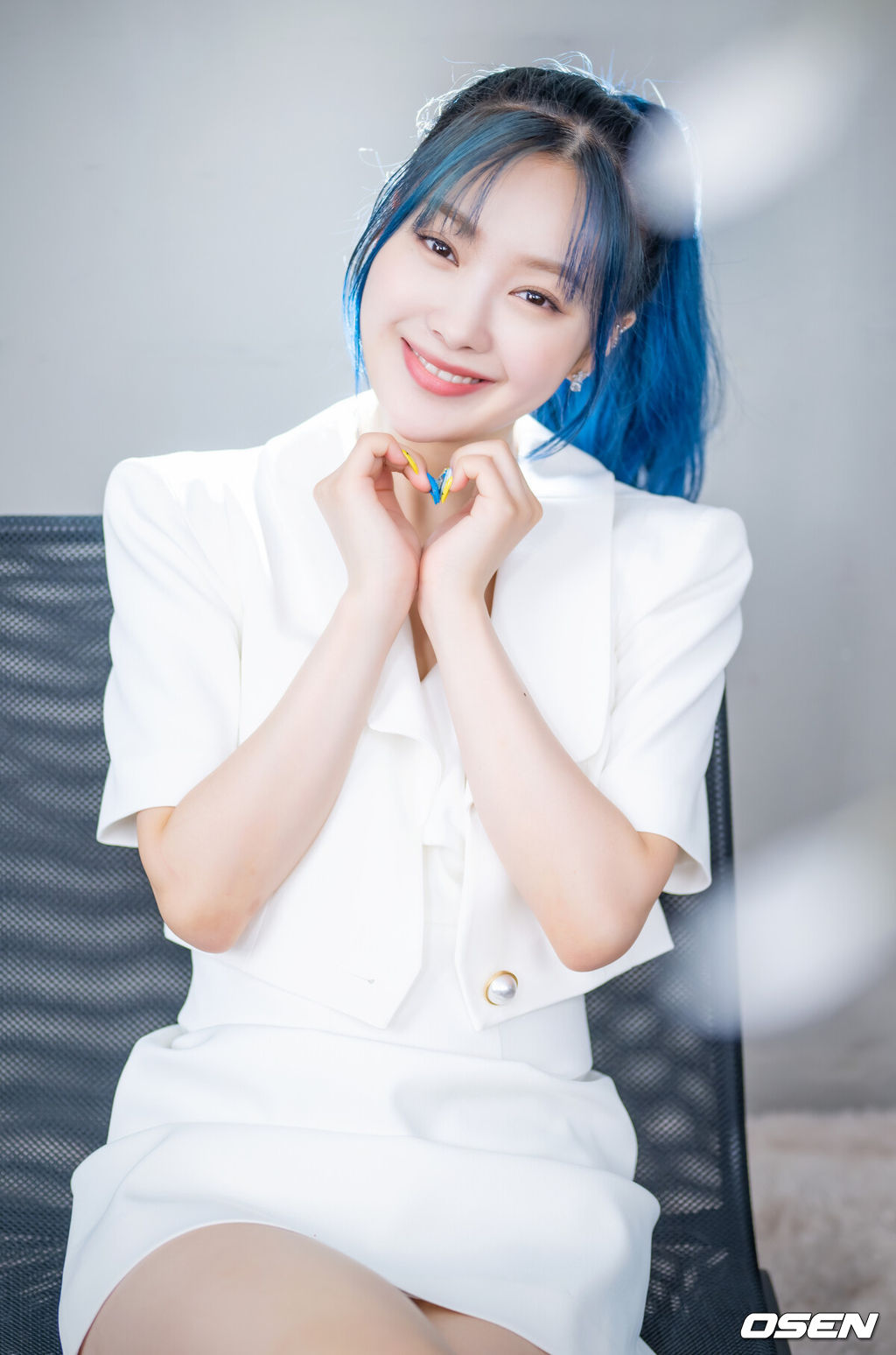 다섯 번째 싱글 앨범 ‘세컨더리 페이지(Secondary Page)’를 발매한 그룹 드림노트(DreamNote - 유아이, 보니, 라라, 미소, 수민, 은조)가 OSEN과 인터뷰를 가졌다.타이틀곡 ‘레모네이드(Lemonade)’는 따분하면서도 지친 하루를 사는 이들에게 짜릿한 자극을 줘 마치 과일향이 묻어나는 시원한 바람이 있는 곳으로 데려다주고 싶은 마음을 담아낸 곡이다. 강렬한 베이스와 신스 사운드가 메인으로, 중독성 넘치는 독특한 후렴구, 가슴 깊은 곳부터 펑키한 기분을 채워주는 브리지가 인상적이다.드림노트 미소가 카메라 앞에서 포즈를 취하고 있다. /rumi@osen.co.kr