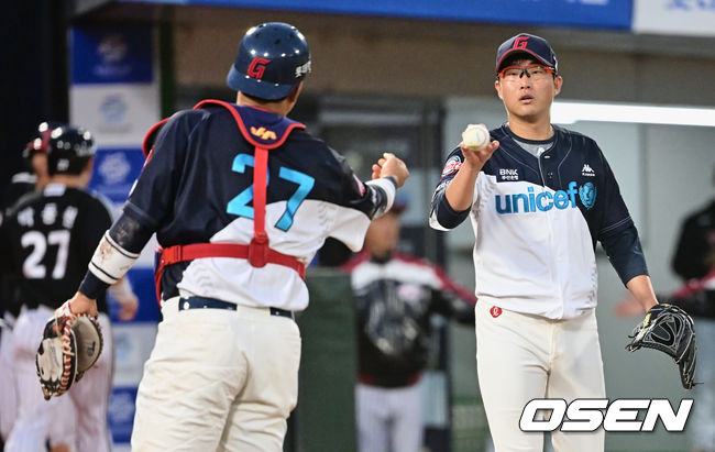 롯데 자이언츠 박세웅이 2회초 2사 1, 2루 홍창기에게 2타점 적시타를 허용하고 유강남에게 볼을 받고 있다. 2023.04.12 / foto0307@osen.co.kr