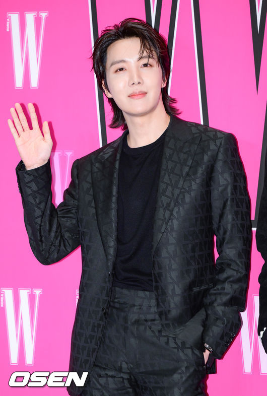 28일 오후 서울 포시즌스 호텔에서 제17회 유방암 인식 향상 캠페인 ‘Love Your W’ 이 진행됐다.<br /><br />BTS 제이홉이 포즈를 취하고 있다. 2022.10.28  / soul1014@osen.co.kr