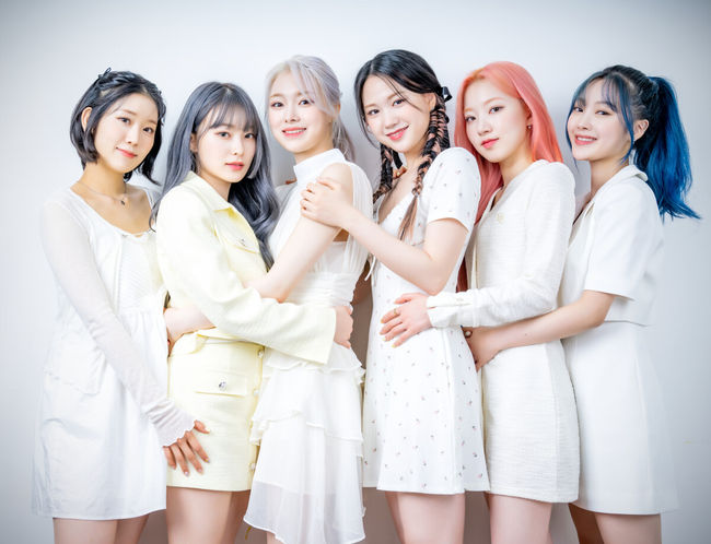 다섯 번째 싱글 앨범 ‘세컨더리 페이지(Secondary Page)’를 발매한 그룹 드림노트(DreamNote - 유아이, 보니, 라라, 미소, 수민, 은조)가 OSEN과 인터뷰를 가졌다.타이틀곡 ‘레모네이드(Lemonade)’는 따분하면서도 지친 하루를 사는 이들에게 짜릿한 자극을 줘 마치 과일향이 묻어나는 시원한 바람이 있는 곳으로 데려다주고 싶은 마음을 담아낸 곡이다. 강렬한 베이스와 신스 사운드가 메인으로, 중독성 넘치는 독특한 후렴구, 가슴 깊은 곳부터 펑키한 기분을 채워주는 브리지가 인상적이다.드림노트 멤버들이 카메라 앞에서 포즈를 취하고 있다. /rumi@osen.co.kr