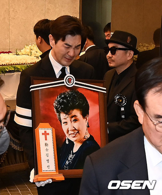 11일 오전 서울 동작구 흑석동 중앙대학교병원 장례식장에서 가수 故 현미의 영결식과 발인식이 엄수됐다. 故 현미는 지난 4일 오전 서울 용산구 이촌동 자택에서 쓰러진 채 발견돼 병원으로 옮겨졌지만 사망 판정을 받았다. 향년 85세.고인은 1938년 평양에서 태어나 6.25 전쟁 당시 남쪽으로 내려왔다. 1957년 미8군 무대를 통해 가수 활동을 시작했고, 1962년 ‘밤안개’로 데뷔해 ‘보고 싶은 얼굴’, ‘떠날 때는 말없이’ 등 수많은 히트곡을 발표하며 오랫동안 사랑받았다. 2023.04.11 /jpnews@osen.co.kr<사진=사진공동취재단>