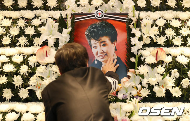 11일 오전 서울 동작구 흑석동 중앙대학교병원 장례식장에서 가수 故 현미의 영결식과 발인식이 엄수됐다. 故 현미는 지난 4일 오전 서울 용산구 이촌동 자택에서 쓰러진 채 발견돼 병원으로 옮겨졌지만 사망 판정을 받았다. 향년 85세.고인은 1938년 평양에서 태어나 6.25 전쟁 당시 남쪽으로 내려왔다. 1957년 미8군 무대를 통해 가수 활동을 시작했고, 1962년 ‘밤안개’로 데뷔해 ‘보고 싶은 얼굴’, ‘떠날 때는 말없이’ 등 수많은 히트곡을 발표하며 오랫동안 사랑받았다.아들 이영곤 씨가 헌화하며 눈물을 흘리고 있다. 2023.04.11 /jpnews@osen.co.kr<사진=사진공동취재단>