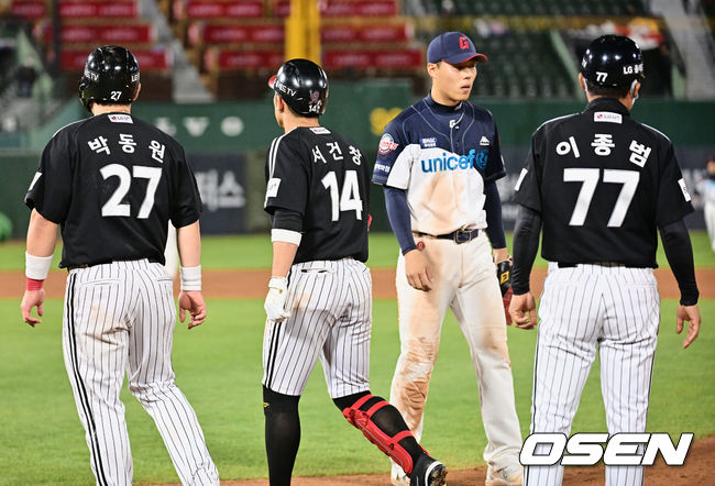 LG 트윈스 박동원, 서건창이 6회초 무사 1, 3루 롯데 3루수 한동희의 낙구때 병살되고 허탈해 하고 있다. 2023.04.13 / foto0307@osen.co.kr