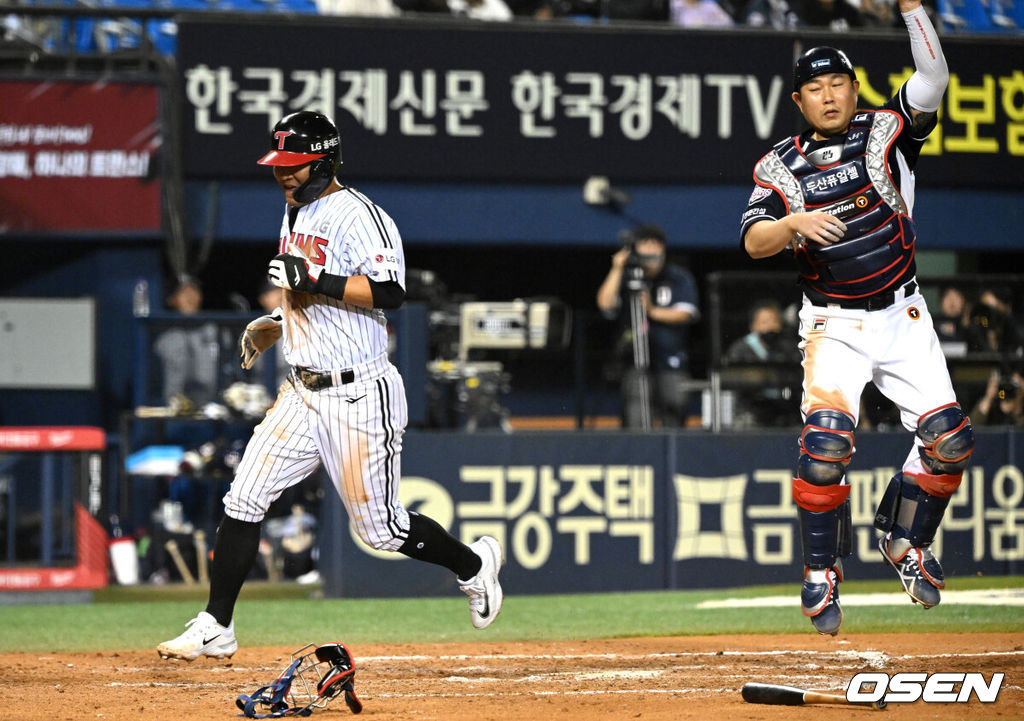 14일 오후 서울 잠실야구장에서 ‘2023 신한은행 SOL KBO리그’ LG 트윈스와 두산 베어스의 경기가 열렸다.4회말 무사 1,2루에서 LG 김민성이 두산 내야진이 서건창 땅볼 수비에 집중한 사이 홈으로 쇄도해 세이프 되고 있다. 2023.04.14 /sunday@osen.co.kr