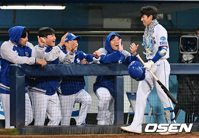 삼성 라이온즈 이재현이 2회말 1사 만루 좌월 만루 홈런을 치고 하이파이브를 하고 있다. 2023.04.14 / foto0307@osen.co.kr