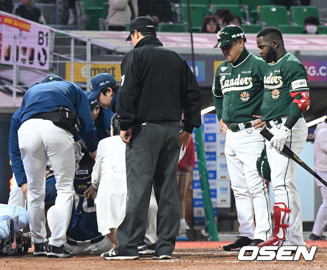 에레디아가 쓰러진 박세혁을 걱정스럽게 지켜보고 있다. 2023.04.14 /hyun309@osen.co.kr