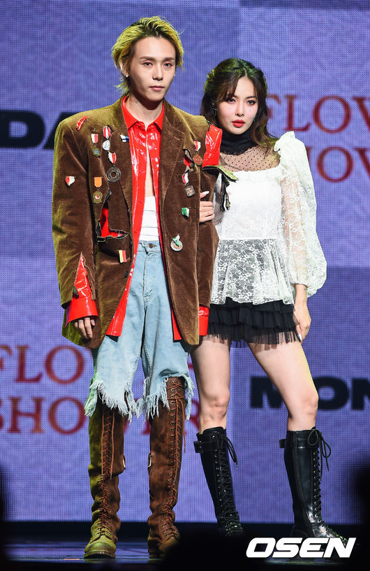 가수 현아·던(DAWN) 커플이 5일 오후 서울 한남동 블루스퀘어에서 동반 쇼케이스를 열었다.<br /><br />현아는 새 디지털 싱글 '플라워 샤워(FLOWER SHOWER)'를 발매했다. 던 또한 같은 시간 자신이 작사, 작곡한 첫 번째 디지털 싱글 '머니(MONEY)'를 공개했다.<br /><br />2년 만에 돌아온 현아의 '플라워 샤워'는 베이스 라인이 짙은 레게 풍의 뭄바톤 리듬에 미래적 사운드의 합이 테마를 이루는 곡이다. 멜로디는 밝지만 노랫말에는 삶의 화려한 한때를 피고 지는 꽃에 대한 비유를 담았다. 또한 던은 청춘의 진지한 독백을 담은 첫 번째 솔로 싱글이자 자작곡인 '머니(MONEY)'를 통해 싱어송라이터로 첫 발을 내딛는다. <br /><br />연인인 두 사람은 올해 초 싸이가 수장으로 있는 피네이션과 나란히 전속계약을 체결했다.<br /><br />한편 소속사 큐브엔터테인먼트에 함께 몸 담았던 현아와 이던은 작년 공개연애를 시작했다. 이후 두 사람은 큐브와 계약을 해지했다. <br /><br />현아와 던이 포즈를 취하고 있다. / soul1014@osen.co.kr<br />