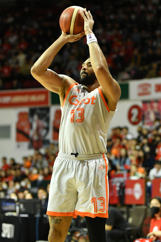 [사진] 슛 던지는 고양 캐롯점퍼스 디드릭 로슨 / KBL 제공.