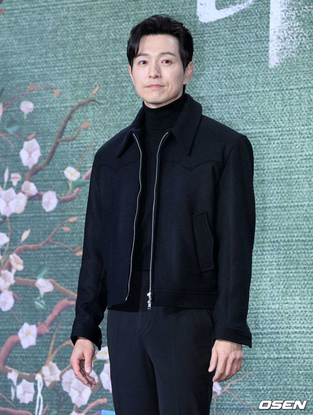 20일 오후 서울 JW 메리어트 동대문 스퀘어에서 넷플릭스 시리즈 '더 글로리' 제작발표회가 열렸다.'더 글로리'(극본 김은숙, 연출 안길호)는 유년 시절 폭력으로 영혼까지 부서진 한 여자가 온 생을 걸어 치밀하게 준비한 처절한 복수와 그 소용돌이에 빠져드는 이들의 이야기를 그린 작품.배우 정성일이 포토타임을 하고 있다. 2022.12.20 /jpnews@osen.co.kr