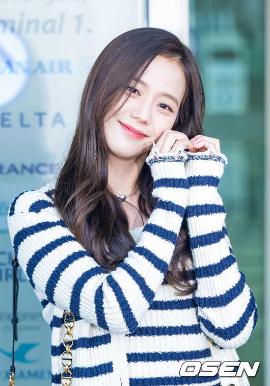 블랙핑크 지수가 출국장으로 이동하며 포즈를 취하고 있다. 2023.02.27 / rumi@osen.co.kr