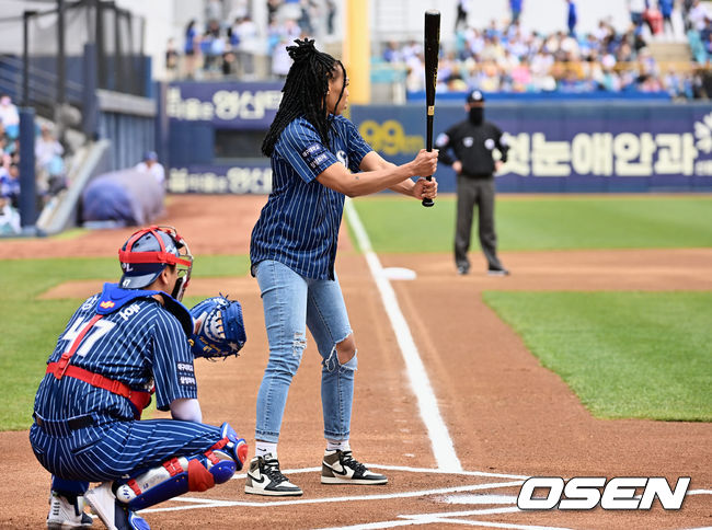 여자프로배구 챔프전 우승팀 한국도로공사 캣벨이 시타를 하고 있다. 2023.04.16 / foto0307@osen.co.kr