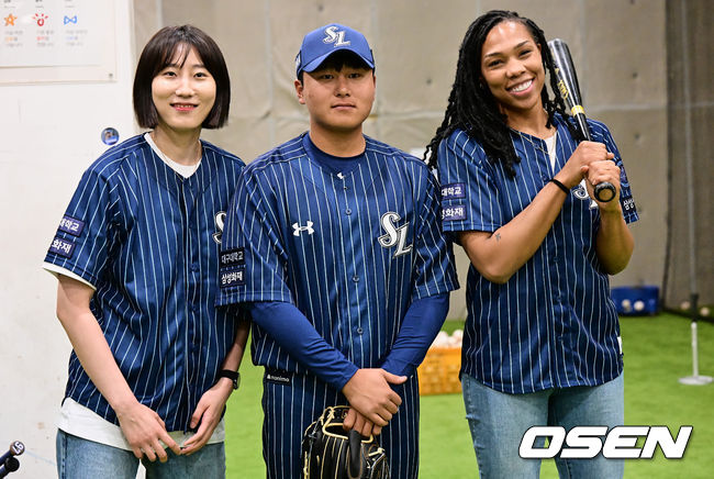 여자프로배구 우승팀 한국도로공사 박정아와 캣벨이 삼성 라이온즈 이승현과 시구, 시타 연습을 마치고 기념촬영을 하고 있다. 2023.04.16 / foto0307@osen.co.kr