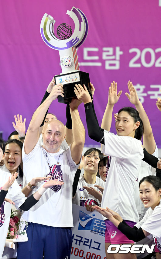  정규리그 1위를 차지한 흥국생명 아본단자 감과 김연경이 트로피를 들고 기념촬영을 하고 있다. 2023.03.15 /ksl0919@osen.co.kr