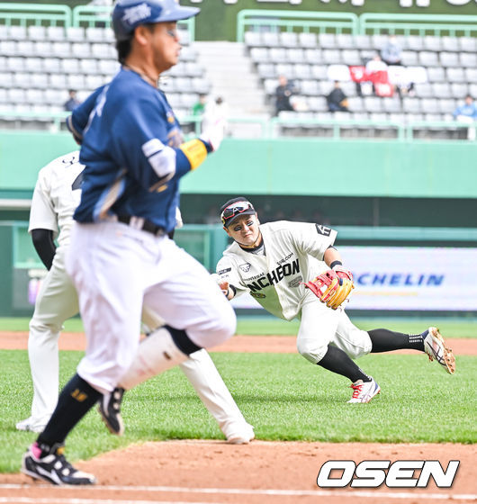 2회초 1사 1,2루 NC 박석민의 내야안타때 최주환 2루수가 송구실책을 하고 있다.  2023.04.16 / soul1014@osen.co.kr