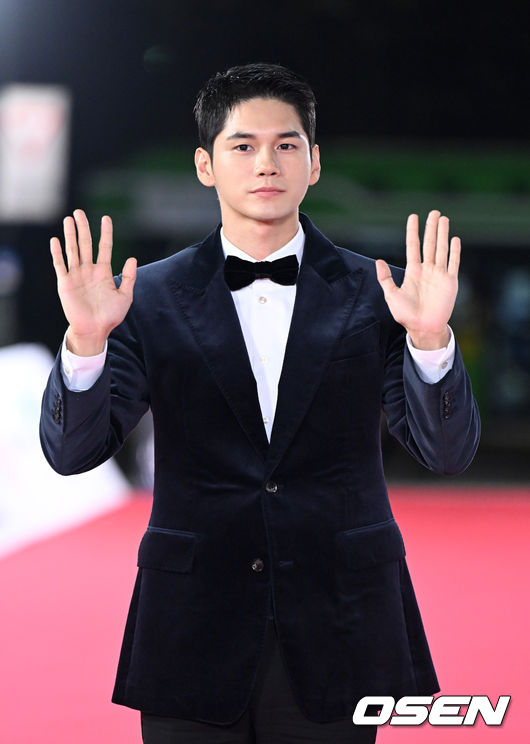 25일 오후 서울 영등포구 여의도 KBS홀에서 제43회 청룡영화상 레드카펫 행사가 열렸다.배우 옹성우가 레드카펫을 밟고 있다. 2022.11.25 /sunday@osen.co.kr