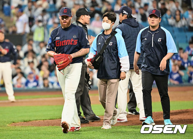 롯데 자이언츠 스트레일리가 투구 도중 디딤발에 이상을 느끼고 교체되고 있다. 2023.04.14 / foto0307@osen.co.kr