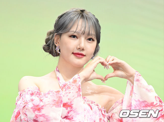 18일 오후 서울 중구 월드케이팝센터 글래스홀에서 가수 예린의 첫 번째 미니앨범 'ARIA' 발매 기념 미디어 쇼케이스가 열렸다.가수 예린이 포토타임을 가지고 있다. 2022.05.18 /sunday@osen.co.kr