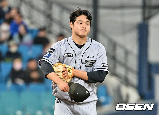 한화 이글스 선발투수 문동주가 1회말 삼성 라이온즈 강민호에게 몸에 맞는 볼을 던지고 사과 인사를 하고 있다. 2023.04.06 / foto0307@osen.co.kr