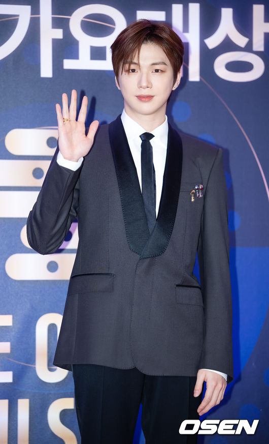 강다니엘(KANG DANIEL)이 입장하며 포즈를 취하고 있다. 2023.01.19 /rumi@osen.co.kr