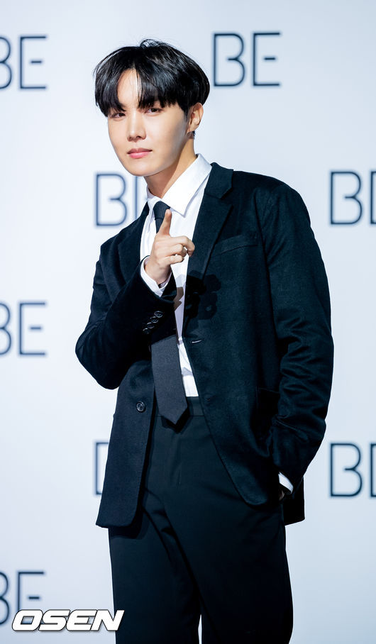 방탄소년단 제이홉이 무대 위에서 포토타임을 갖고 있다./ rumi@osen.co.kr