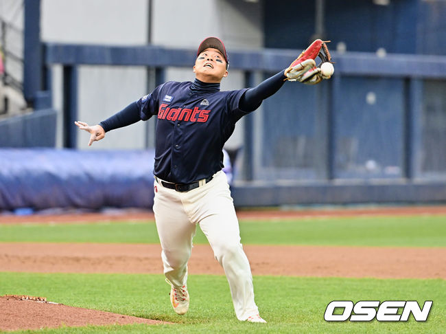 롯데 한동희가 1회말 2사 2루 삼성 강민호의 타구를 놓치고 있다. 2023.04.15 / foto0307@osen.co.kr