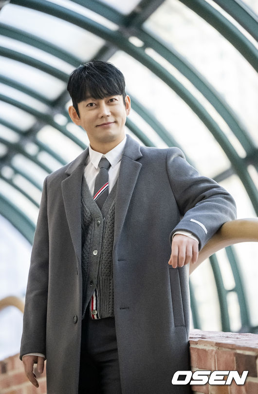 가수 테이가 지난 19일 오후 서울 예림당아트홀에서 열린 ‘테이의 브레이크타임’ 공개방송을 앞두고 OSEN과 인터뷰를 가졌다. 포즈를 취하고 있는 테이.지난 7월 첫 방송된 ‘테이의 브레이크타임’은 전국 외식업 자영업자들의 사연을 소개하고 함께 고민을 나누는 라디오 프로그램으로, 햄버거 가게를 운영하는 요식업 CEO이자 가수 테이가 DJ를 맡았다. 2022.12.21 / dreamer@osen.co.kr