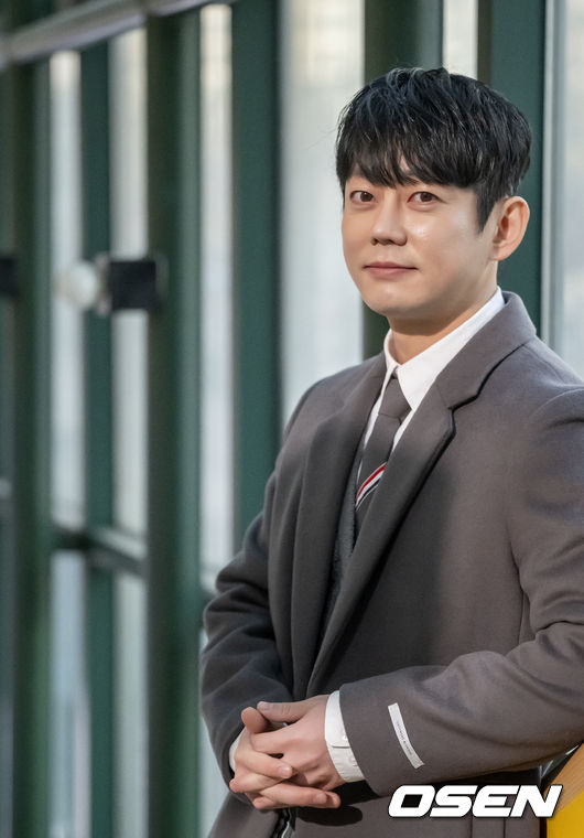가수 테이가 지난 19일 오후 서울 예림당아트홀에서 열린 ‘테이의 브레이크타임’ 공개방송을 앞두고 OSEN과 인터뷰를 가졌다. 포즈를 취하고 있는 테이.지난 7월 첫 방송된 ‘테이의 브레이크타임’은 전국 외식업 자영업자들의 사연을 소개하고 함께 고민을 나누는 라디오 프로그램으로, 햄버거 가게를 운영하는 요식업 CEO이자 가수 테이가 DJ를 맡았다. 2022.12.21 / dreamer@osen.co.kr