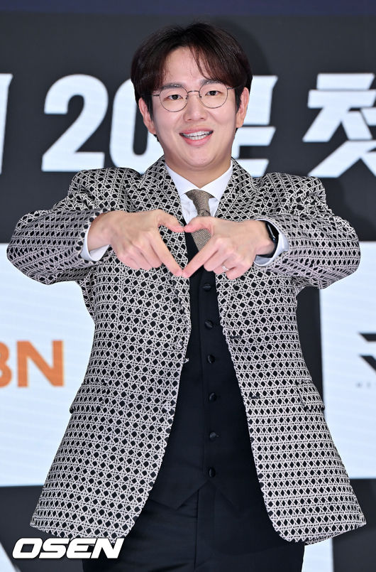 MC 장성규가 무대 위에서 포토타임을 갖고 있다. 2022.08.25 /rumi@osen.co.kr