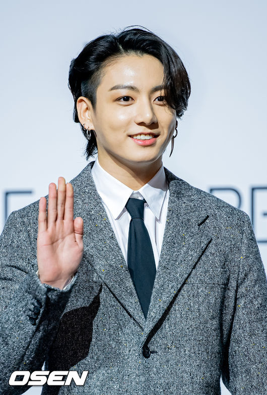 방탄소년단 정국이 무대 위에서 포토타임을 갖고 있다./ rumi@osen.co.kr