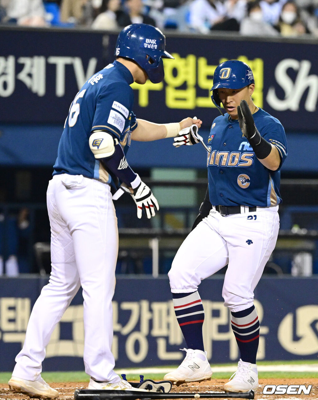 18일 오후 서울 잠실야구장에서 ‘2023 신한은행 SOL KBO리그’ LG 트윈스와 NC 다이노스의 경기가 열렸다.6회초 2사 만루 상황 NC 도태훈이 밀어내기 몸 맞는 공으로 출루하며 홈을 밟는 3루 주자 손아섭과 인사를 나누고 있다. 2023.04.18 / dreamer@osen.co.kr