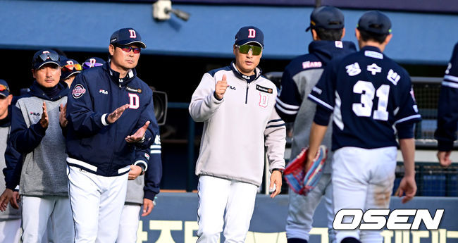 두산 이승엽 감독을 비롯한 코칭스태프가 승리 후 선수들을 맞이하며 기뻐하고 있다. 2023.04.16 / dreamer@osen.co.kr