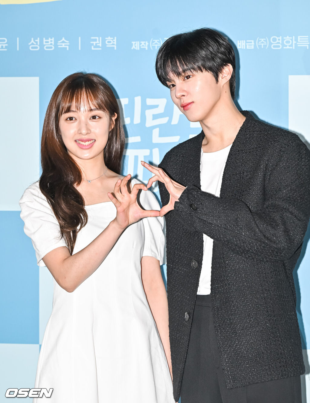 19일 오전 서울 성수동 메가박스 성수점에서 드라마 ‘핀란드 파파’ 제작발표회가 진행됐다.드라마 ‘핀란드 파파’는 남다른 사연으로 가족 연습이 필요한 사람들이 모인 수상한 카페 ‘핀란드 파파’의 신입 유리와 사라진 첫사랑 우현의 이야기를 그린 힐링 로맨스다.‘핀란드 파파’는 오는 29일 오후 9시 채널 시네마천국에서 첫 방송되며 티빙, 웨이브, 왓챠, 쿠팡플레이 등에서도 시청 가능하다.배우 김보라와 김우석이 포즈를 취하고 있다. 2023.04.19 / soul1014@osen.co.kr