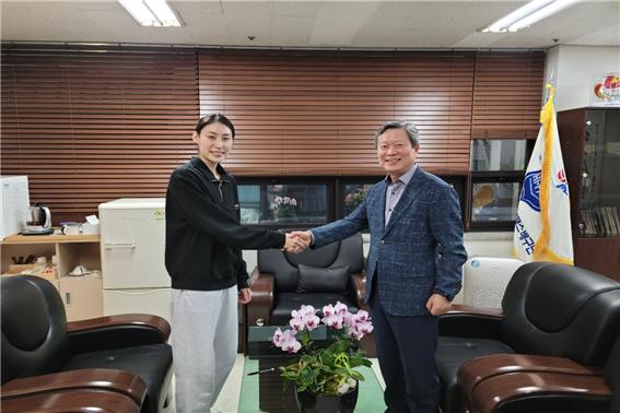 한국도로공사 배구단은 자유계약선수(FA) 자격을 취득한 배유나, 문정원, 전새얀 선수와 계약을 체결했다. / 도로공사